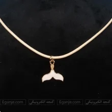 نمای نزدیک آویز دم وال سفید طلایی با بند چرمی و قفل استیل