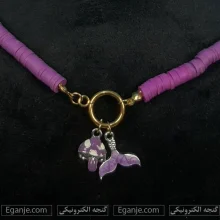 نمای نزدیک آویز میناکاری دم نهنگ و قارچ روی حلقه طلایی گردنبند فیمو یاسی
