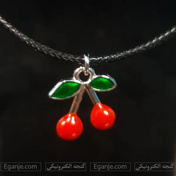 پلاک گردنبند گیلاس از نمای نزدیک